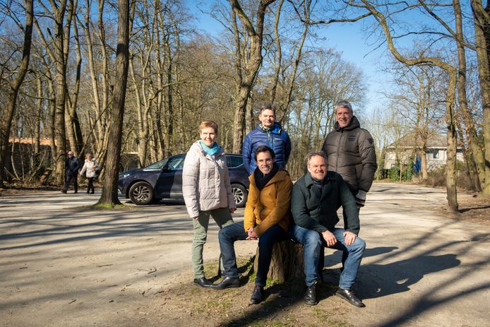 De grindparking van het Tivolipark in Mechelen maakt plaats voor een stiltebos. Van links naar rechts: Myriam Dewael (Tivolipark Stad Mechelen), Kristof Calvo (Mechelen Feest), Herman Janssens (Urban Forest), Patrick Princen (schepen Stad Mechelen) en Patrick Van Assche (Klimaan vzw)
