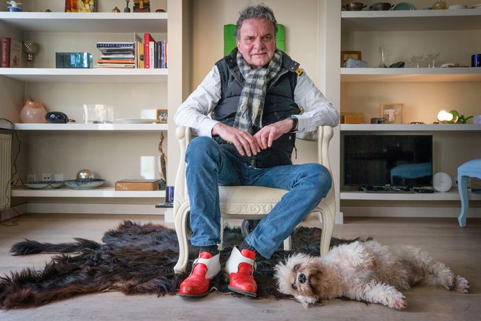 Joris van Grinsven (69) keerde samen met zijn hond Truffel terug naar Oisterwijk, het dorp van zijn jeugd dat als decor dient voor zijn literair debuut.