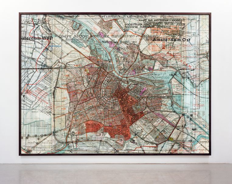 Voor Depictions of Amsterdam 1940-1945 gebruikte de Amsterdamse kunstenaar Gert Jan Kockent 101 kaarten van Amsterdam uit de oorlogsperiode, die hij deels over elkaar heen afdrukte. Beeld Gert-Jan Kocken