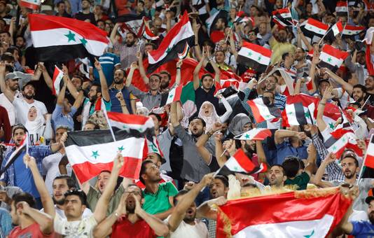 Mannelijke en vrouwelijke fans steunen Syrië in de WK-kwalificatiewedstrijd tegen Iran.