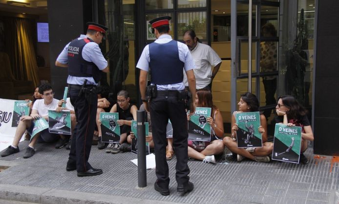 Betogers van de links-extremistische beweging Arran ketenden zich vast aan de ingang van het bureau voor toerisme in Barcelona.