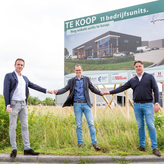 V.l.n.r. Maurice Vermeulen (Real Estate), Martien de Bruin (wethouder Rucphen) en Arjan van de Graaf (Prohuis) aan de Industriestraat waar een nieuw bedrijfsverzamelgebouw verrijst.