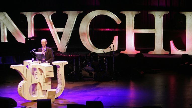 Optreden van Pieter Boksma tijdens de Nacht voor de Poëzie in 2006. © ANP Beeld 
