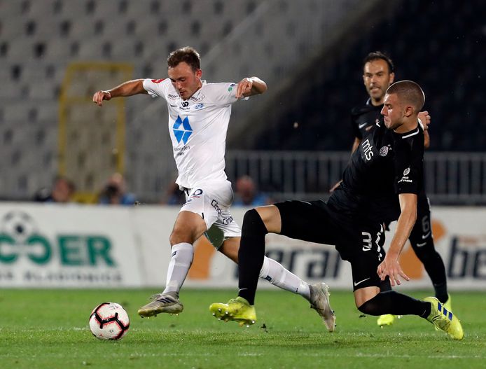 Pavlovic wil Molde's Fredrik Aursnes van de bal zetten in de Europa League met Partizan Belgrado.