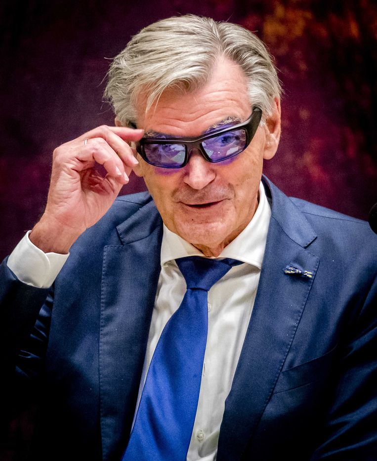 50Plus-Kamerlid Martin van Rooijen met een lichttherapiebril tijdens zijn filibuster-actie. Beeld anp