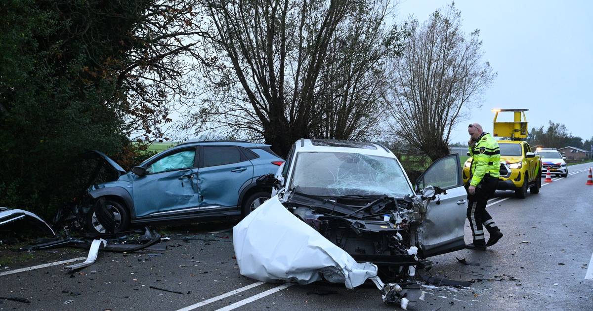 Botsing tussen personenauto's en bakwagen op Dr. Kortmannstraat in Zoeterwoude