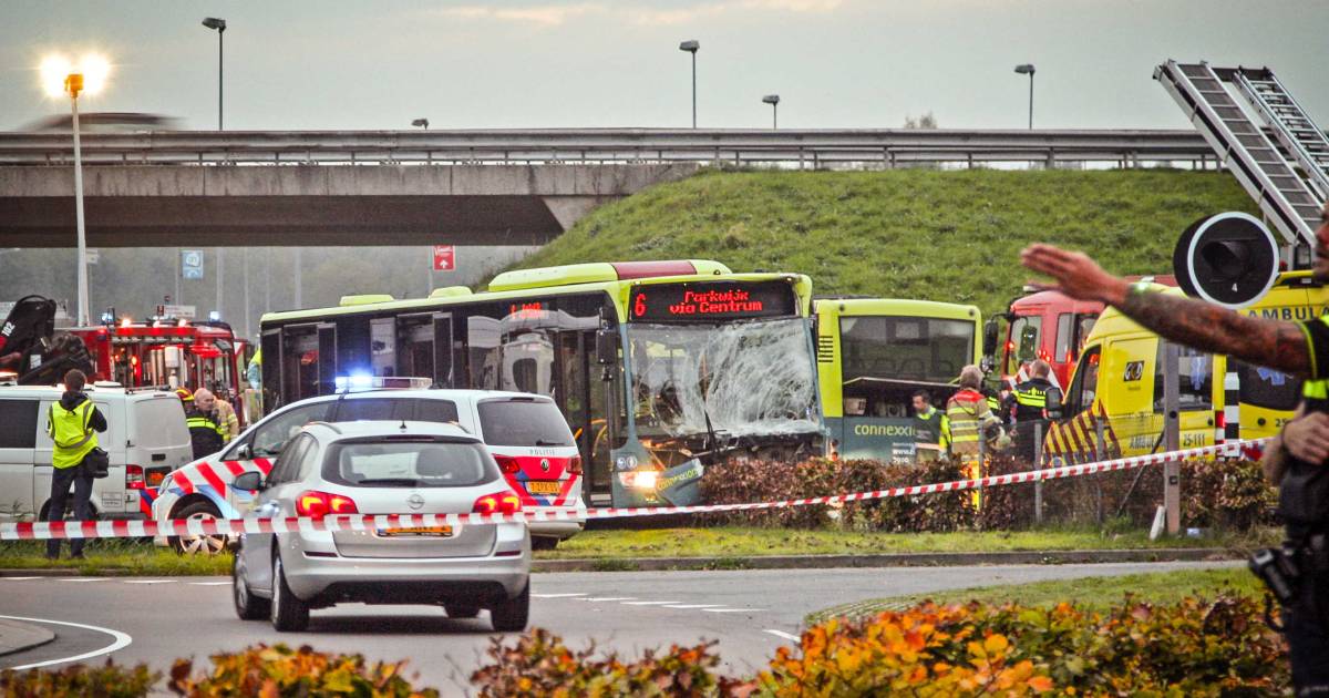 Frontale botsing stadsbussen Almere: 4 gewonden.