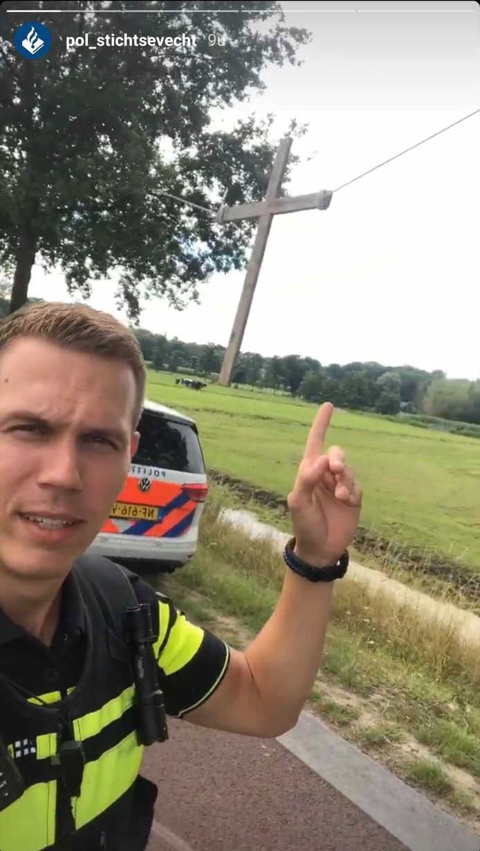 Politieagent Julian Steenbeek bij het kruis.