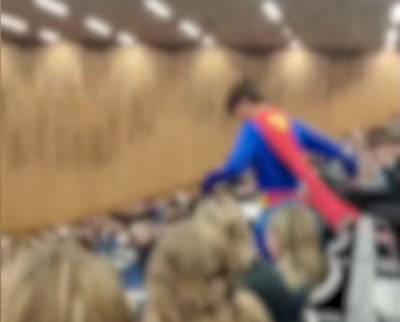 KIJK. Student in Supermanpak verstoort les aan UGent