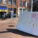 Gedumpte matrassen als canvas voor vrolijk naakt