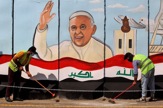 Een muurschildering in Bagdad verwelkomt paus Fransiscus.