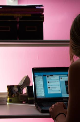 Hoe wapen je je kind tegen mensen met verkeerde bedoelingen online?