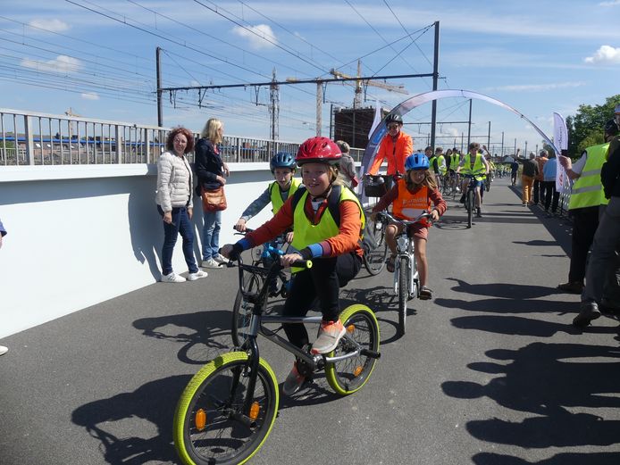 Ook de jeugd mocht de nieuwe brug al eens uittesten.