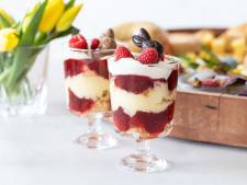 Wat Eten We Vandaag: Paastrifle met aardbeienjam, vanillevla en frambozen