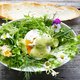 Culi-tip voor Pasen: salade met gepocheerd ei en dragon