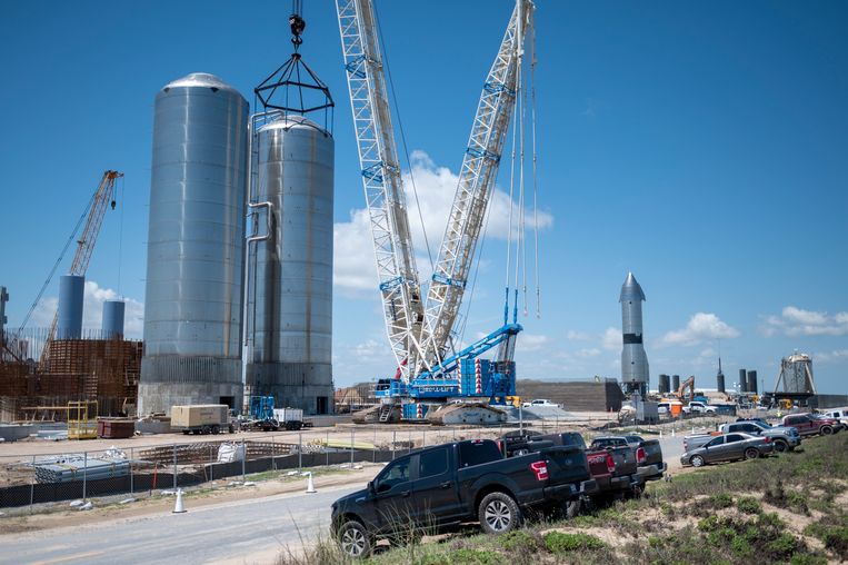 Het lanceerplatform, waar men druk bezig is met raketten in elkaar te steken, ligt vlak bij het strand, dat nu afgesloten is. Beeld Sergio Flores