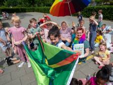 Scholen krijgen Achterhoekse regenboogvlag: ‘Laat zien dat iedereen mag zijn zoals ze zelf willen’