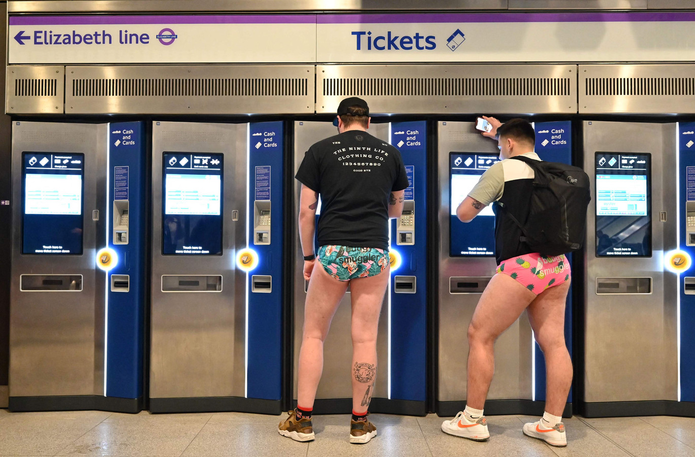 Des Centaines De Passagers Sans Pantalon Dans Le Métro De Londres