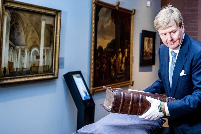 Koning Willem-Alexander tijdens de tentoonstelling ‘Werk, bid en bewonder - Een nieuwe kijk op kunst en calvinisme', in oktober.