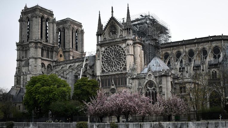 De slaapkamer schoonmaken onwetendheid Doorweekt Brand Notre-Dame uit, drie mensen lichtgewond | Het Parool