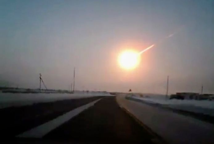 De ontploffing boven Tsjeljabinsk werd onder meer vastgelegd met een dashcam in een wagen.