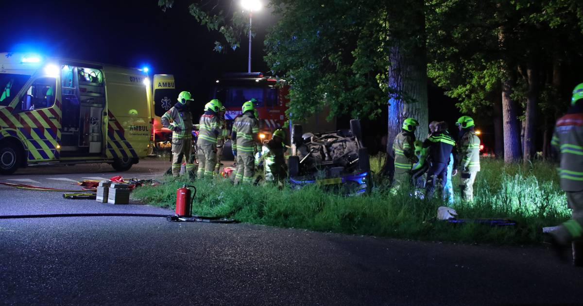 Auto over de kop bij eenzijdig ongeval op Edeseweg, twee personen gewond.