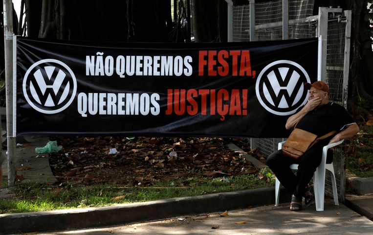 Bij de presentatie in 2017 van een onderzoek naar het verleden van Volkswagen in Brazilië protesteert een voormalig medewerker voor het VW-hoofdkantoor in Sao Bernardo do Campo.  Beeld Reuters