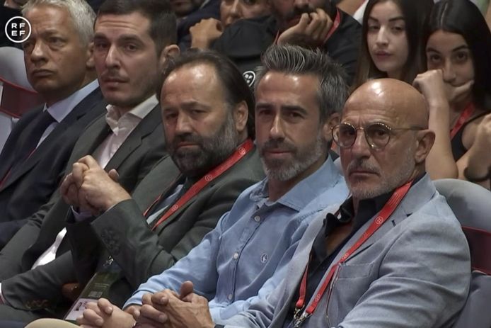 Bondscoach Jorge Vilda (tweede van rechts) vandaag tijdens de vergadering.