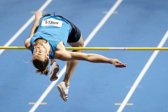 Doi Amels memenangkan medali emas dalam lompat tinggi di Kejuaraan Atletik Dalam Ruangan Belanda.