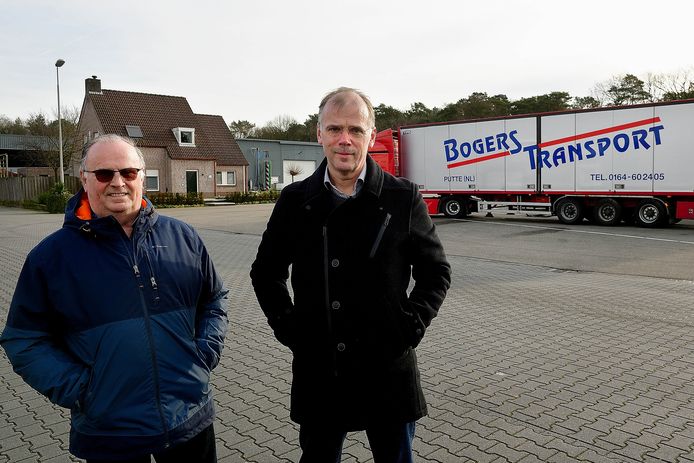 De firma Bogers in Putte stopt noodgedwongen met transport en logistiek. Rinus Bogers (links) runde het bedrijf samen met zijn broer Leo. Naast hem Willy Bogers, de huidige directeur en zoon van Leo. Het bedrijf werd in 1926 opgericht door opa Cees Bogers, als dorpsmolenaar.