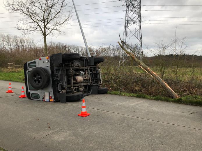 De Land Rover Defender ligt op zijn zijkant in de Diksmuidse Heirweg.
