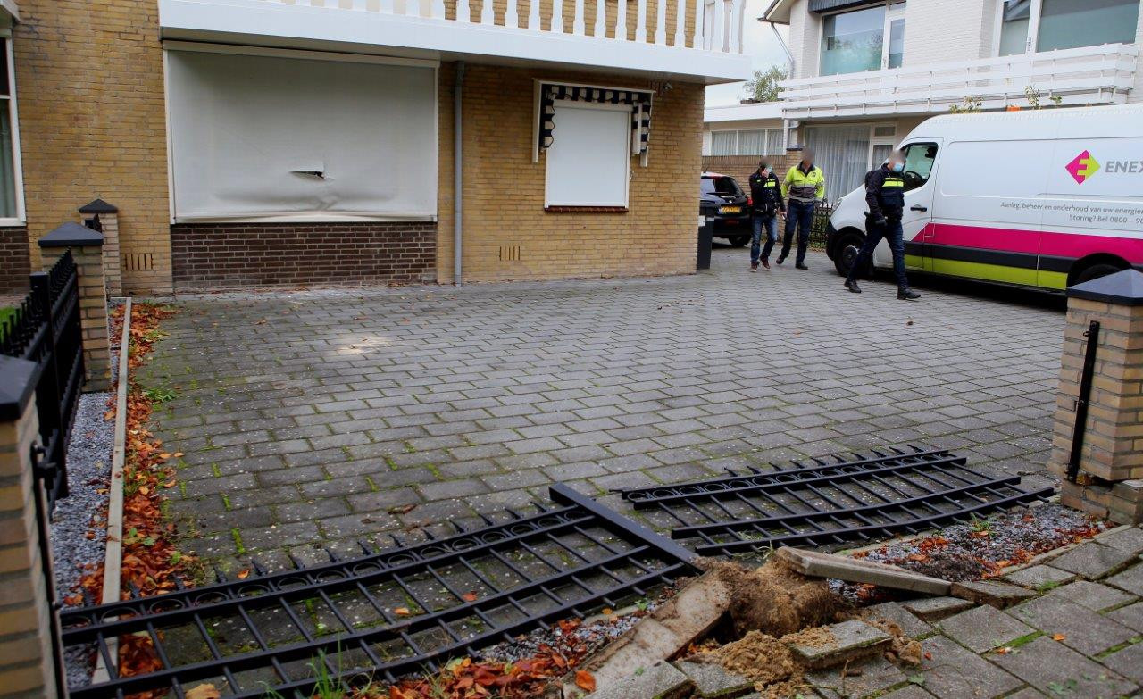De schade na de inval met het pantservoertuig aan de Geulweg in Den Bosch.