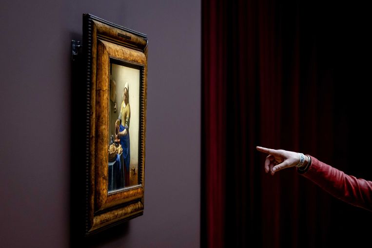 'Het melkmeisje' van Johannes Vermeer tijdens een voorbezichtiging in het Rijksmuseum. Er is nu al grote belangstelling voor de tentoonstelling, die donderdag opent. Beeld ANP