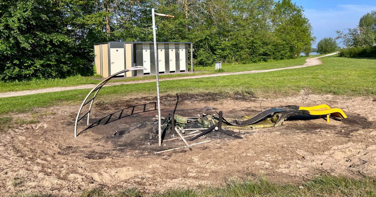 Speeltoestel in vlammen opgegaan op zandeiland in Vinkeveen
