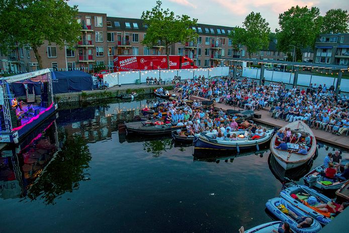 Vanuit bootjes kon het publiek naar het Rosenberg Trio luisteren.