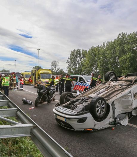 Vrachtwagenchauffeur zwaargewond bij ongeluk op A16 richting Dordrecht