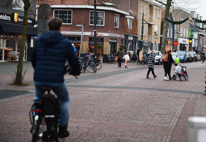 Ook in Haaksbergen openden de winkels weer hun deuren. Dat bracht weer wat meer leven in de Spoorstraat.