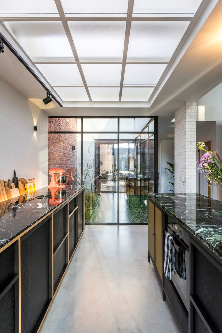 De keuken met geperforeerde messing deurtjes en marmeren werkbladen inspireerden Man Architecten op de weelderige art-decostijl. Beeld Luc Roymans