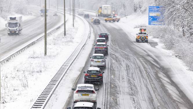 Code geel in hele land door gladheid, Rijkswaterstaat waarschuwt verkeer