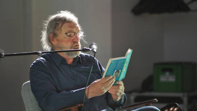 Bib brengt hulde aan overleden schrijver Bart Plouvier met expo ‘De toekomst is verbruikt’