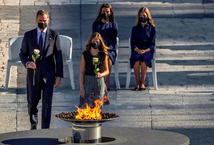 Net vandaag herdacht Spanje de ruim 28.000 Spaanse coronadoden. Koning Felipe en kroonprinses Leonor leggen witte rozen bij een herdenking voor het Koninklijk Paleis in Madrid.