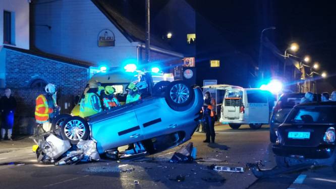 Negentiger rijdt tegen geparkeerde auto en gaat over de kop: brandweer bevrijdt man uit wrak