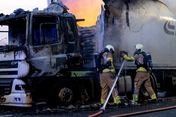 De brandweer rukte met meerdere voertuigen uit naar de brand.