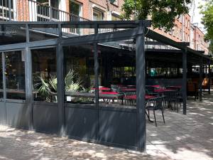 Overdekte terrassen voor horecazaken aan Kerkstraat: ‘Veel aantrekkelijker voor klanten’
