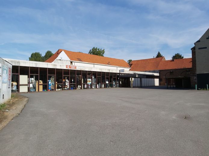 De huidige toonzaal Vandermolen, waar de OKAY gepland is,  met links en achteraan Den Engel