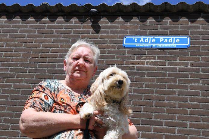 TILBURG.  
Het Adje Padje. De steeg is vernoemd naar Ad, de gehandicapte broer van Ria Brouwers. Ria wandelt elke dag met haar hondje Beaty door de steeg.