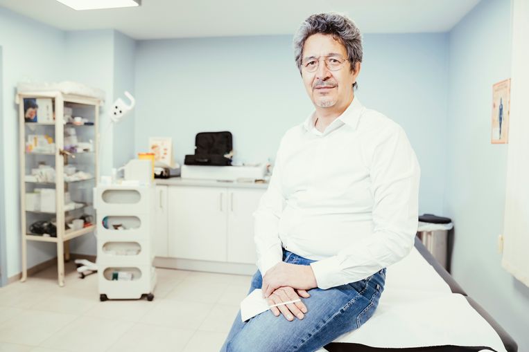 Sumio Yoshimi, huisarts in Koekelberg: ‘Ik ben elke dag uren aan het bellen. Zo kostte het me acht telefoons om na een test een patiënte te bereiken die me een oud  nummer had gegeven.’ Beeld © Stefaan Temmerman