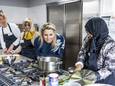 Koningin Máxima in de keuken met betrokkenen van Moedercentrum Maximina, een ontmoetingsplaats voor vrouwen met verschillende achtergronden.