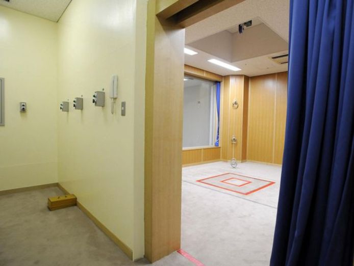 Een executiekamer in een gevangenis in Tokio. Rechts de katrol en het valluik (rode kader) die gebruikt worden bij een verhanging. Links de knoppen waarmee het systeem wordt bediend.