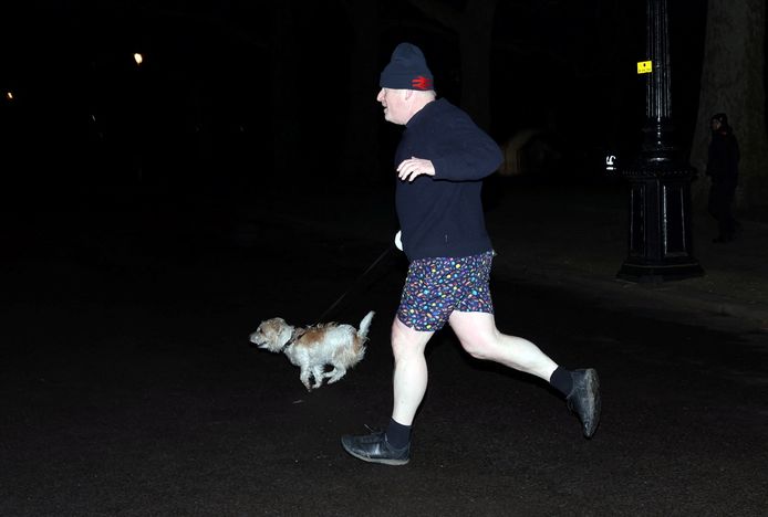 Boris Johnson tijdens het joggen met zijn hond Dilyn.